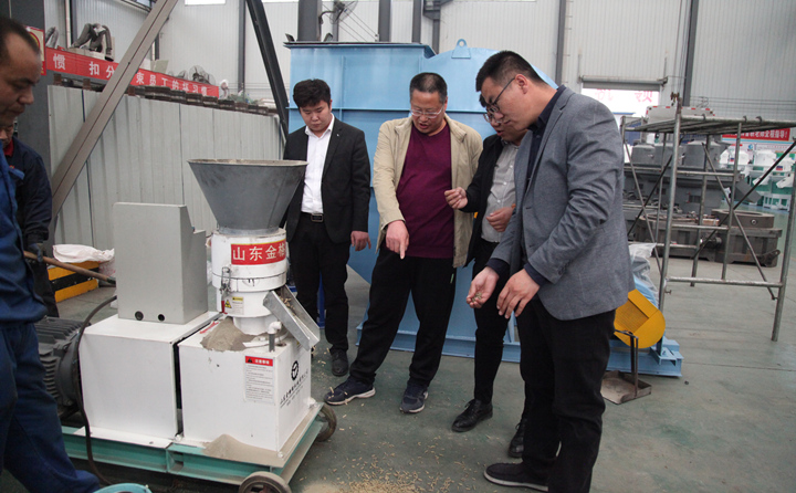 威海兩客戶前來山東金格瑞考察飼料顆粒機(jī)，現(xiàn)場(chǎng)試機(jī).jpg
