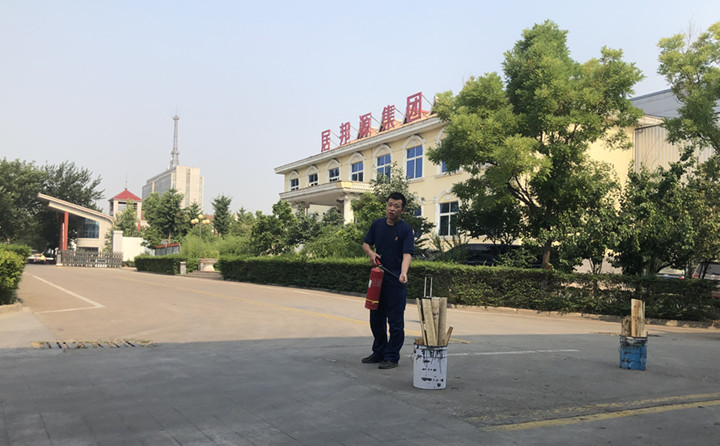 教官重點對消防法律法規(guī)、防火常識、逃生自救、滅火器的使用方法以及發(fā)生火災(zāi)時如何報火警、如何撲救初期火災(zāi)等消防常識進行了詳細的講解。