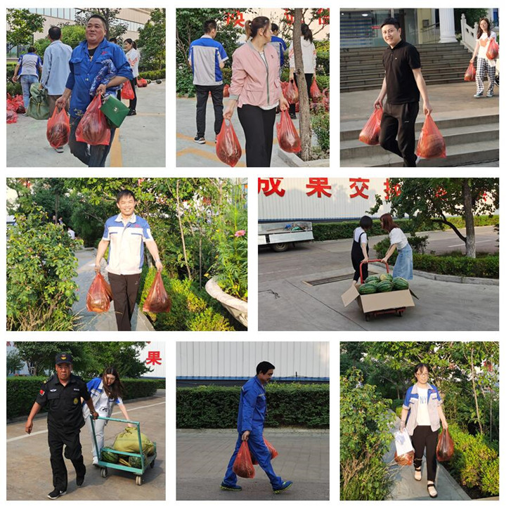 各部門派來領(lǐng)西瓜的代表，各個(gè)喜笑顏開.jpg
