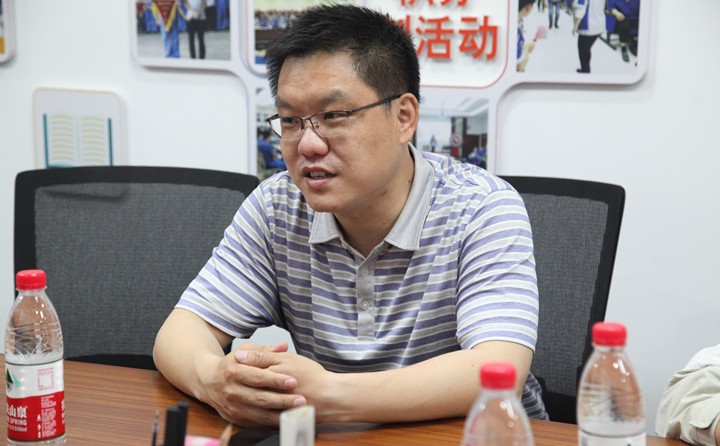 韓主任感謝集團(tuán)付出的同時對集團(tuán)防控安全工作進(jìn)行了細(xì)致的了解，并叮囑企業(yè)一定要嚴(yán)格按照上級防控布署要求穩(wěn)抓落實(shí)各項工作.JPG