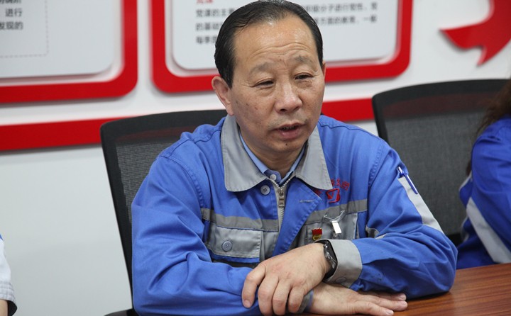 景奉全書記表示，錦旗代表著社區(qū)和群眾對我們參與疫情防控工作的認(rèn)可，也代表著一份責(zé)任和激勵。今后，我們會與街道、社區(qū)攜手，抓實(shí)抓細(xì)常態(tài)化疫情防控工作及社區(qū)志愿服務(wù)活動，爭做社區(qū)“好幫手”、群眾“貼心人”，用實(shí)際行動筑牢疫情防控防線，切實(shí)守護(hù)人民群眾健康安全.JPG