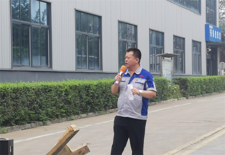 孫總表示安全無小事，安全只有現(xiàn)在，永遠(yuǎn)沒有“下一次”。時(shí)刻牢記安全紅線，把安全放在心中、握在手上，及時(shí)消除各種隱患，杜絕違規(guī)操作。掌握安全知識(shí)和技能，是實(shí)現(xiàn)安全生產(chǎn)的前提，大家一定要牢記
