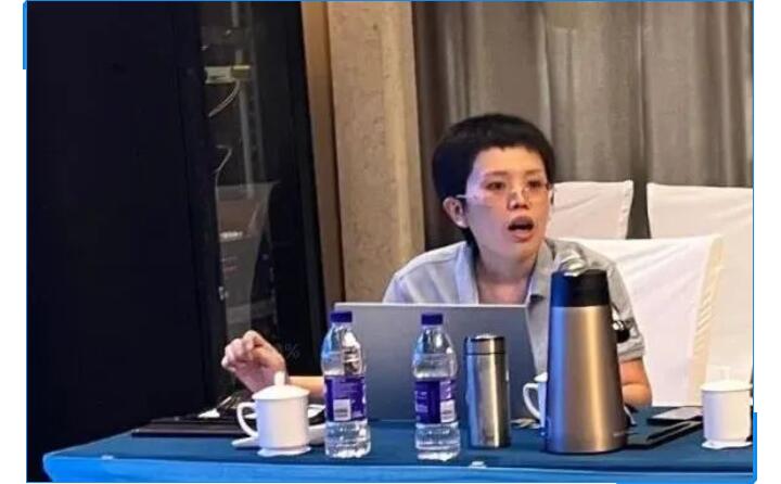 會議開始，辦公室主任李昌鳳公布銷售數(shù)據(jù)。在疫情形勢相當(dāng)嚴(yán)峻的情況下，十一的銷售額對比去年同期仍有很大的進(jìn)步。李主任表示疫情，既是考驗(yàn)，也是危機(jī)，各部門需要通力配合，團(tuán)隊(duì)協(xié)作，為完成今年既定銷售額而竭盡全力。.jpg