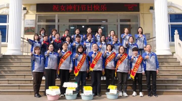 活動(dòng)在一片歡聲笑語(yǔ)中進(jìn)行，每一位女神都收到了公司準(zhǔn)備的愛(ài)心玫瑰和禮物。.jpg