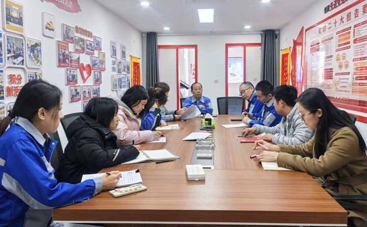 今后，要通過搭建“工事共辦”議事廳，把工作落實(shí)做細(xì)，讓一線職工說出所思所想、所需所盼，進(jìn)而采取更接地氣、更加務(wù)實(shí)的舉措，解決好職工群眾急難愁盼問題，不斷增強(qiáng)職工的獲得感、幸福感和安全感.jpg